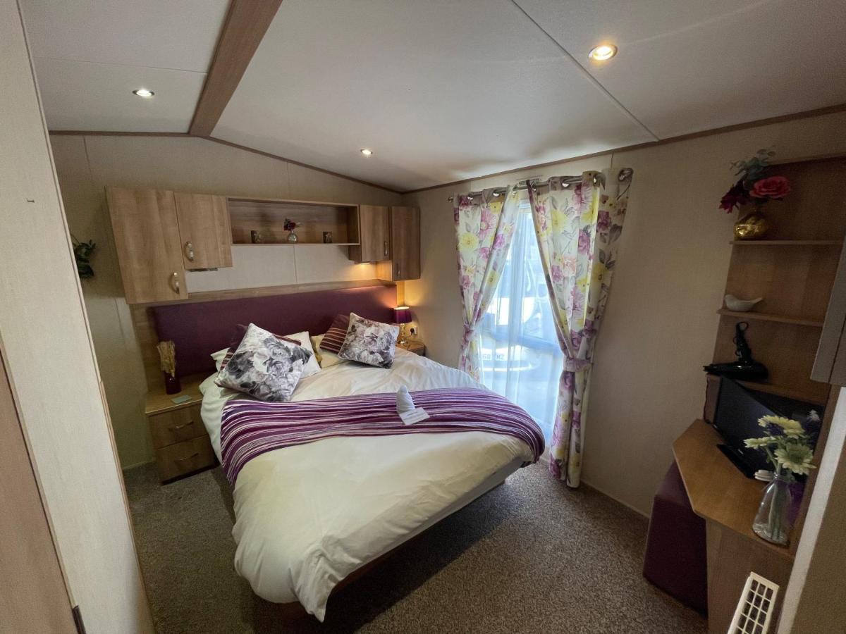 Lakeside Retreat 2 With Hot Tub, Private Fishing Peg Situated At Tattershall Lakes Country Park Ngoại thất bức ảnh