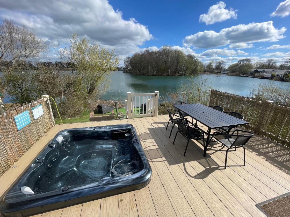 Lakeside Retreat 2 With Hot Tub, Private Fishing Peg Situated At Tattershall Lakes Country Park Ngoại thất bức ảnh