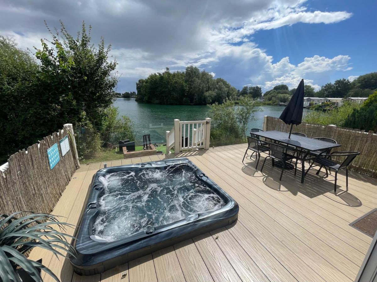 Lakeside Retreat 2 With Hot Tub, Private Fishing Peg Situated At Tattershall Lakes Country Park Ngoại thất bức ảnh