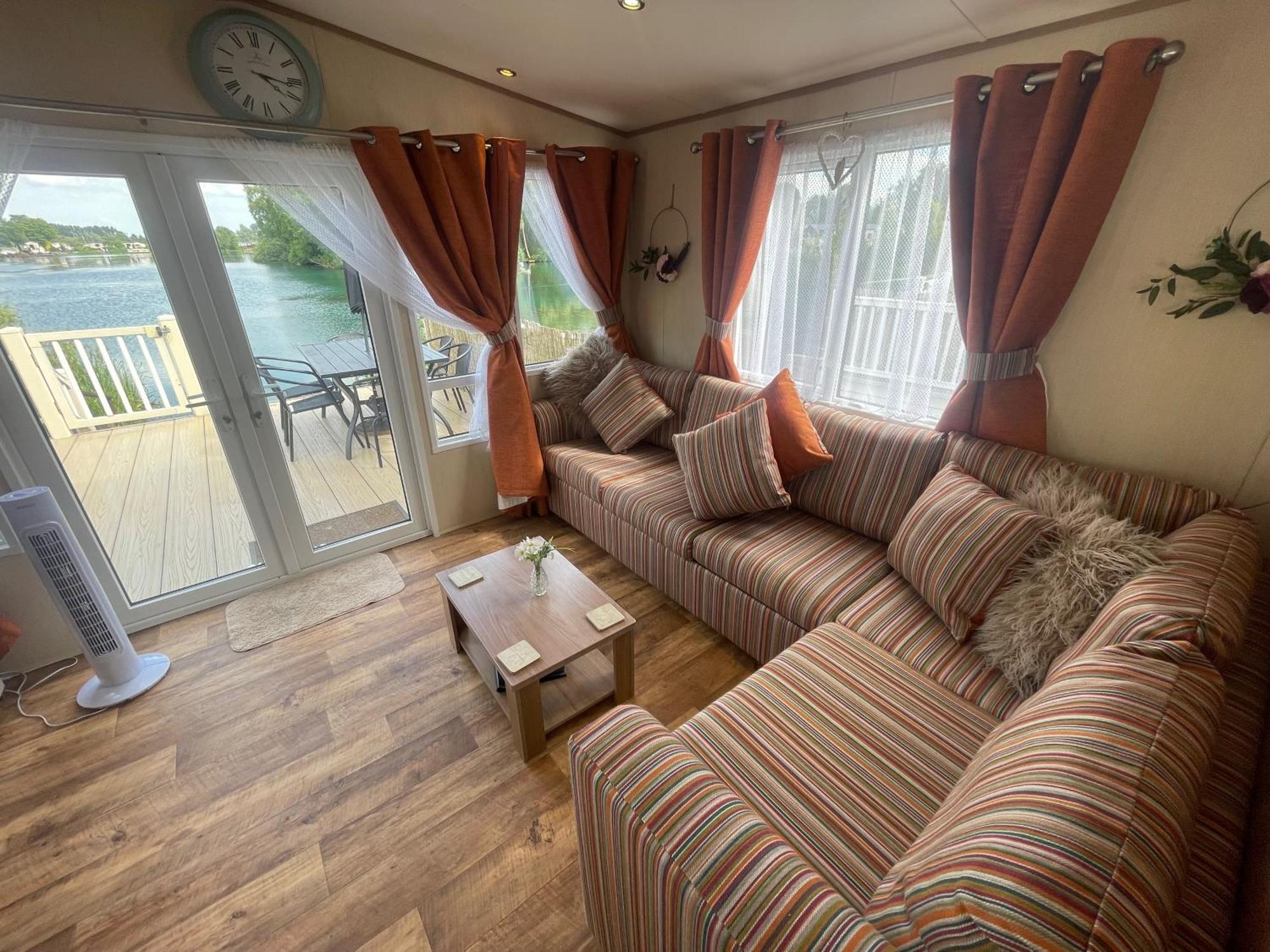 Lakeside Retreat 2 With Hot Tub, Private Fishing Peg Situated At Tattershall Lakes Country Park Ngoại thất bức ảnh