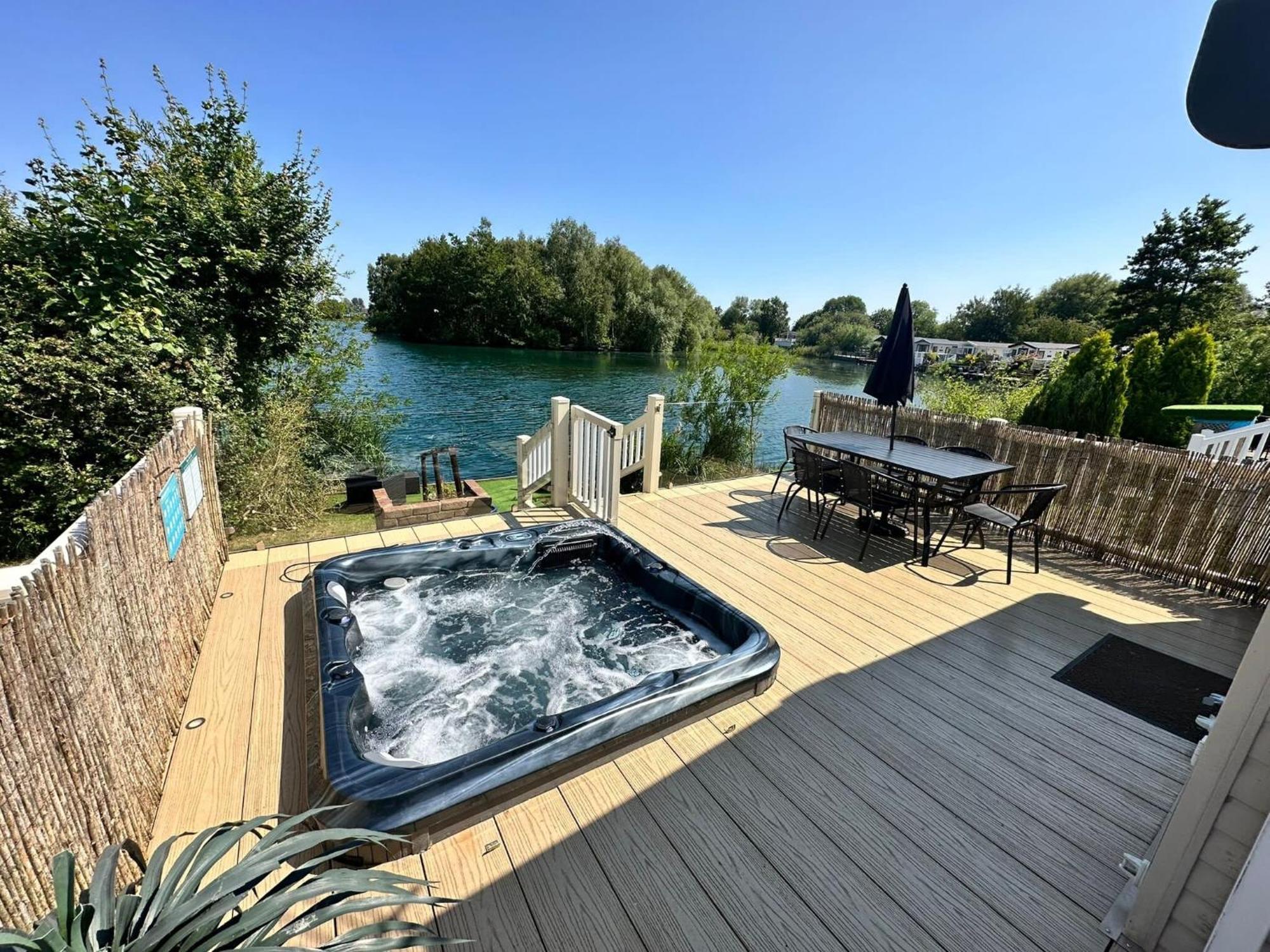 Lakeside Retreat 2 With Hot Tub, Private Fishing Peg Situated At Tattershall Lakes Country Park Ngoại thất bức ảnh
