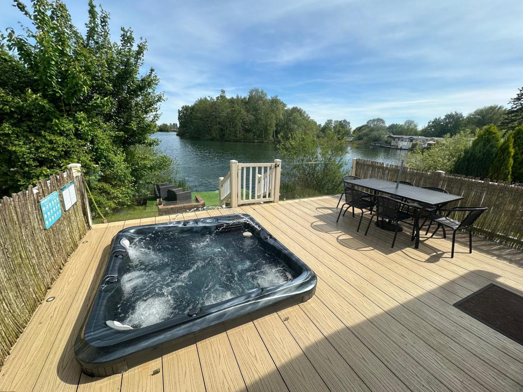 Lakeside Retreat 2 With Hot Tub, Private Fishing Peg Situated At Tattershall Lakes Country Park Ngoại thất bức ảnh