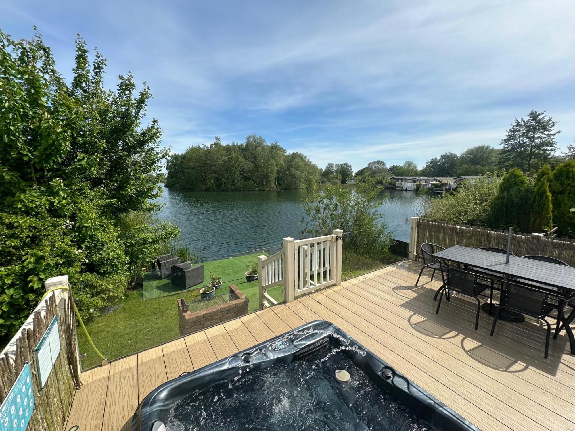 Lakeside Retreat 2 With Hot Tub, Private Fishing Peg Situated At Tattershall Lakes Country Park Ngoại thất bức ảnh